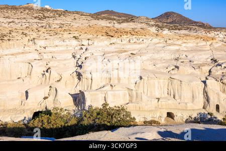 Paesaggio lunare sulla spiaggia di Sarakiniko all'alba, Milos, Isole Cicladi, Grecia Foto Stock