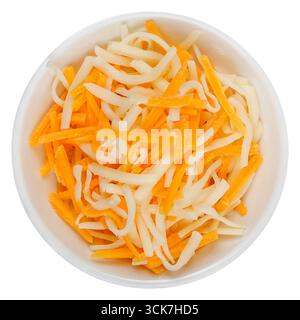 Una ciotola piena di arancia grattugiata e formaggio bianco, pronta per l'uso in vari piatti. Foto Stock