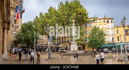 AIX-en-Provence, FRANCIA - 28 agosto 2025: Il municipio di Place de l'Hôtel de Ville e Fontaine de l'eau bénite con pass per gli amanti dello shopping e dei turisti Foto Stock