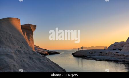 Spiaggia di Sarakiniko all'alba, Milos, Isole Cicladi, Grecia Foto Stock