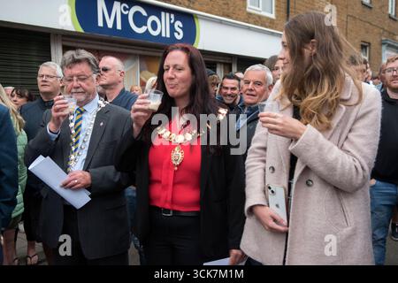 Rothwell, Northamptonshire. Sindaco di Rothwell Ray Davies, sindaco Corby Leanne Buckingham, sindaco di Kettering Emily Fedorowycz che prova la tradizionale bevanda Rowell Charter Fair di rum e latte. Rothwell, Northamptonshire, Inghilterra giugno 2023 Regno Unito 2020s HOMER SYKES Foto Stock
