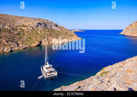 Catamarano ancorato nelle acque cristalline di Sifnos, Cicladi, Grecia Foto Stock