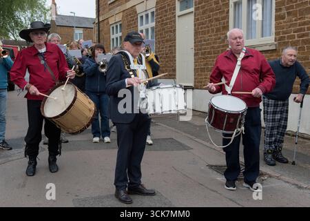 La banda locale accompagna la processione e i dignitari in giro per la città. I membri della band locale suonano i loro strumenti. Rothwell, Northamptonshire, Inghilterra giugno 2023 Regno Unito 2020s HOMER SYKES Foto Stock