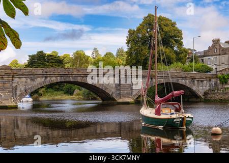 Ponte sul fiume Dart con barche ormeggiate a Totnes, Devon meridionale, Inghilterra, Regno Unito. Regno Unito Foto Stock