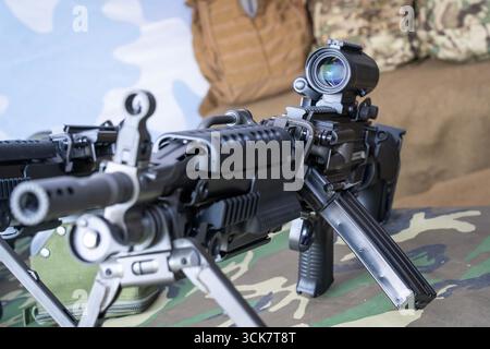 Mitragliatrice leggera militare M249 con treppiede e ottica Foto Stock
