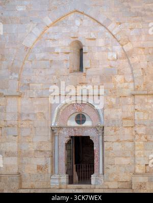 Una vista dettagliata di una porta-finestra al primo piano nel cortile ottagonale interno di Castel del Monte, Puglia, Italia. Presenta un'atmosfera romanica e gotica unica Foto Stock