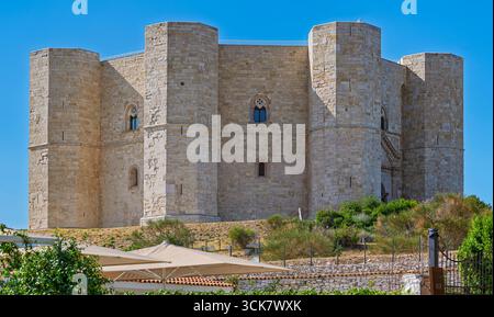 Castel del Monte, un'unica fortezza ottagonale e castello in Puglia, Italia, sotto un cielo azzurro. Un capolavoro di architettura medievale e patrimonio dell'umanità dell'UNESCO Foto Stock