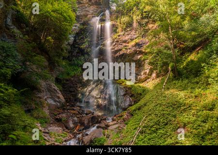 Ruscello dalla cascata di Kesselfall alla Finsterbachfall in Austria Foto Stock