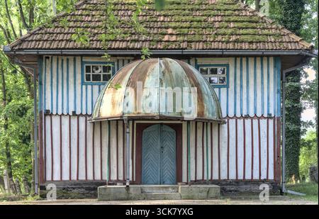 Bosnia-Erzegovina, Živinice, Priluk: Vecchia moschea in legno a Priluk ('Stara drvena džamija u Priluku') Foto Stock