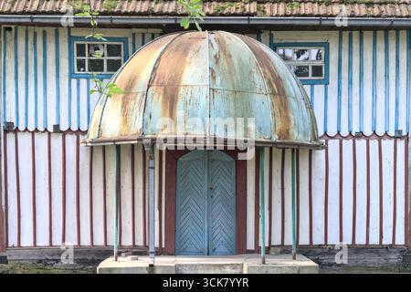 Bosnia-Erzegovina, Živinice, Priluk: Vecchia moschea in legno a Priluk ('Stara drvena džamija u Priluku') Foto Stock