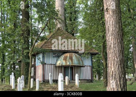 Bosnia-Erzegovina, Živinice, Priluk: Vecchia moschea in legno a Priluk ('Stara drvena džamija u Priluku') Foto Stock