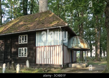 Bosnia-Erzegovina, Živinice, Priluk: Vecchia moschea in legno a Priluk ('Stara drvena džamija u Priluku') Foto Stock