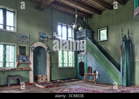 Bosnia ed Erzegovina, Živinice, Priluk: Vecchia moschea in legno a Priluk ('Stara drvena džamija u Priluku') - all'interno Foto Stock
