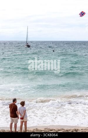 Gli spettatori osservano il kite surf a Hamelin Bay Beach, vicino a Karridale, nella regione di Margaret River, nella Contea di Augusta nella regione sud-occidentale dell'Australia occidentale (W) Foto Stock