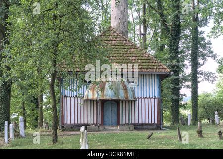 Bosnia-Erzegovina, Živinice, Priluk: Vecchia moschea in legno a Priluk ('Stara drvena džamija u Priluku') Foto Stock