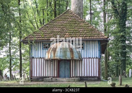 Bosnia-Erzegovina, Živinice, Priluk: Vecchia moschea in legno a Priluk ('Stara drvena džamija u Priluku') Foto Stock