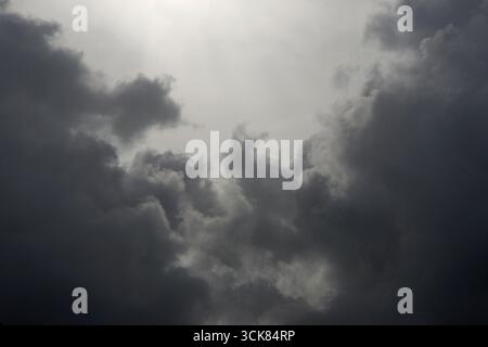 Dark Stormy Clouds Gathering Foto Stock