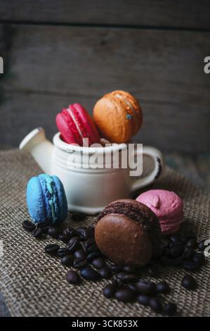 Amaretti colorati sul vecchio sfondo di legno Foto Stock