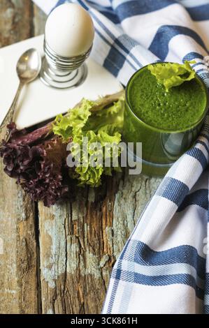 Delizioso frullato di spinaci e uova sode sul tavolo di legno Foto Stock