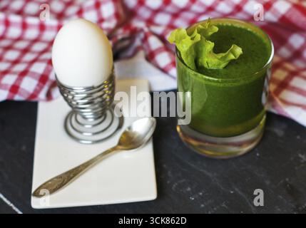 Delizioso frullato di spinaci e uova sode sul tavolo di legno Foto Stock