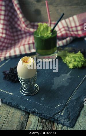 Delizioso frullato di spinaci e uova sode sul tavolo di legno Foto Stock