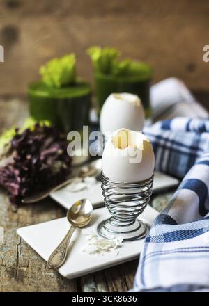 Delizioso frullato di spinaci e uova sode sul tavolo di legno Foto Stock