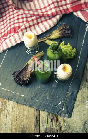 Delizioso frullato di spinaci e uova sode sul tavolo di legno Foto Stock