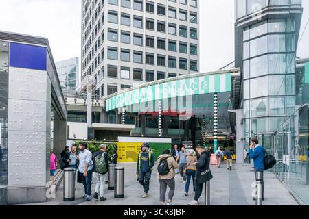 Cardinal Place è un centro commerciale di oltre 1 metro quadri di negozi e uffici a Victoria. Progettato da EPR Architects, costruito da Sir Robert McAlpine e completato nel 2004. Foto Stock
