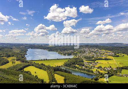 Vista aerea, diga della Sorpe e diga della parete della diga, stagno di equalizzazione del lago Sorpe, vista distante e cielo blu con nuvole, Stemel, Sundern, Sauerland, Renania settentrionale-We Foto Stock