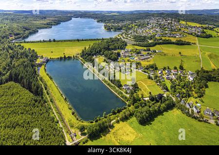 Vista aerea, diga della Sorpe e diga della parete della diga, stagno equalizzante del lago Sorpe, area forestale, vista distante e cielo blu con nuvole, vista di Langscheid, Hachen Foto Stock
