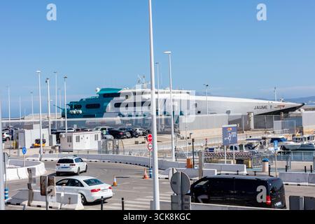 Porto di Tarifa con autobus Balearia Spagna settembre 2025 Foto Stock