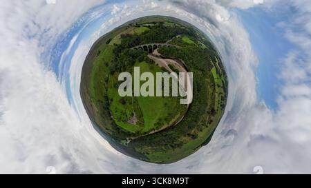 Un minuscolo pianeta con vista aerea del viadotto Lambley a Northumberland, Regno Unito Foto Stock