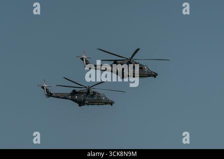 Varsavia, Polonia. 15 agosto 2025. Gli elicotteri AW 149 sono visti durante una parata militare nel giorno dell'Esercito polacco. Il 15 agosto 2025 si tenne una parata militare cerimoniale su Varsavia in occasione della giornata delle forze armate polacche. L'evento ha visto la partecipazione di soldati, unità meccanizzate, carri armati e una varietà di veicoli blindati. Il momento culminante era un volo aereo, con numerosi aerei dell'aeronautica militare polacca e forze aeree occidentali alleate che apparivano nei cieli sopra la capitale. (Credit Image: © Marek Antoni Iwanczuk/SOPA Images via ZUMA Press Wire) SOLO PER USO EDITORIALE! Non per USO commerciale! Foto Stock