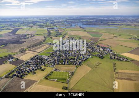 Vista aerea, zona residenziale, quartiere di Ginderich, circondato da prati e campi, dietro il fiume Reno e Bislicher Insel, Ginderich, Wesel, Foto Stock