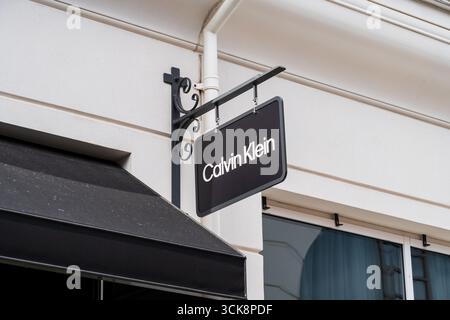 Cannock, Staffordshire, Regno Unito – 9 settembre 2025: Logotipo di cartello di Calvin Klein, una multinazionale americana di abbigliamento al dettaglio presso un outlet st Foto Stock