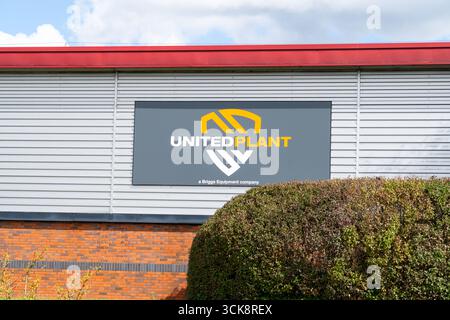 Cannock, Staffordshire, Regno Unito – 9 settembre 2025: Segnaletica esterna di United Plant, fornitore di servizi di macchinari per impianti pesanti con sede nel Regno Unito Foto Stock