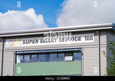 Cannock, Staffordshire, Regno Unito – 9 settembre 2025: Cartellonistica esterna dell'azienda di soluzioni di magazzino, Super Smart Service Foto Stock