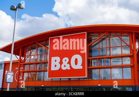 Cannock, Staffordshire, Regno Unito – 9 settembre 2025: Cartellonistica anteriore di B&Q, un negozio di bricolage e Home Improvement nel Regno Unito Foto Stock