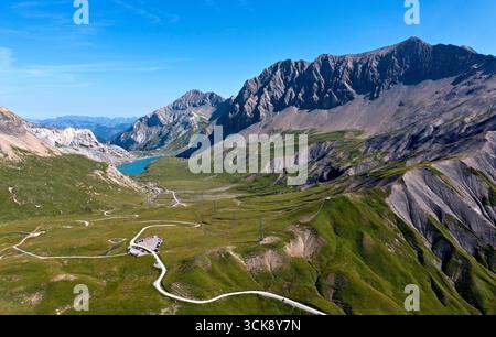 Grüne Alpwiesen am Sanetschpas, Stausee Sanetsch hinten, Sanetschpass, Berner Alpen, Saviese, Kanton Wallis, Schweiz *** prati alpini verdi presso la S Foto Stock