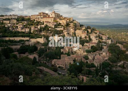Pittoresco villaggio collinare Gordes in Provenza, Francia, con case in pietra e vista panoramica, Parco regionale del Luberon 2021 Foto Stock
