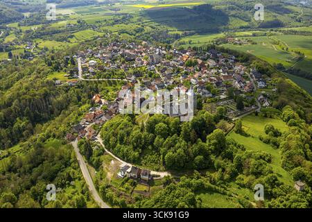 Vista aerea, zona residenziale vista locale Obermarsberg su una collina boscosa, nella parte posteriore della chiesa cattolica romana di San Nikolaikirche, nella chiesa collegiata anteriore Foto Stock