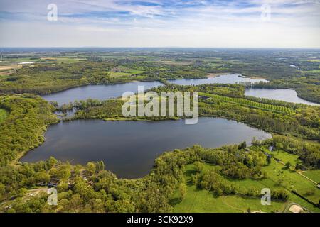 Vista aerea, castello di Krickenbeck presso i laghi di Krickenbeck, riserva naturale circondata da laghi e foreste, Leuth, Nettetal, basso Reno, Nord Reno Foto Stock