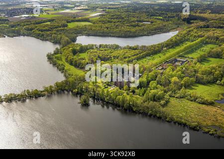 Vista aerea, castello di Krickenbeck presso i laghi di Krickenbeck, riserva naturale circondata da laghi e foreste, Leuth, Nettetal, basso Reno, Nord Reno Foto Stock