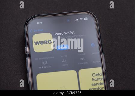 Magonza, Germania - 7 settembre 2025: Lo smartphone mostra il logo dell'applicazione Wero sul suo schermo. Foto Stock