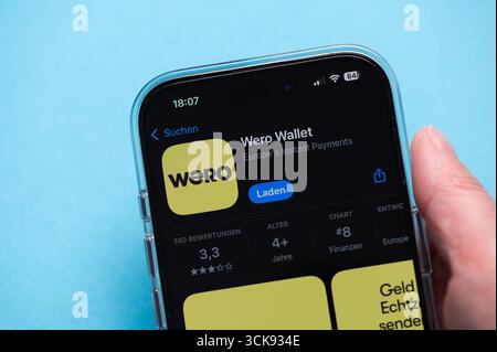 Magonza, Germania - 7 settembre 2025: Lo smartphone mostra il logo dell'applicazione del portafoglio Wero sullo schermo su sfondo blu Foto Stock