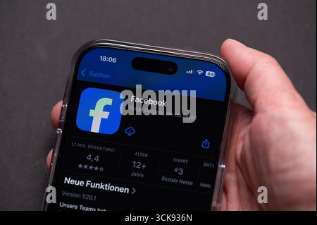 Magonza, Germania - 7 settembre 2025: Icona dell'app dei social media di Facebook sullo schermo dello smartphone su sfondo scuro Foto Stock