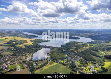 Vista aerea, vista generale di Moehnesee, barriera di Moehnetalsperre, vista distante e cielo blu con nuvole, Guenne, Moehnesee, Sauerland, Renania settentrionale-We Foto Stock