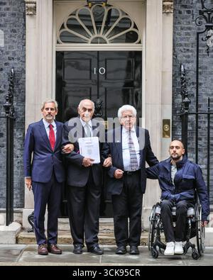 Downing Street, Londra, Regno Unito. 10 settembre 2025. Il Prof. AVI Shlaim, storico israeliano-britannico di origine ebraica, Munib al-Masri, influente industriale palestinese e suo nipote, chiamato anche Munib al-Masri, e il Professore assistente in legge dell'Università di Nottingham Viktor Kattan hanno avviato un'azione legale e hanno presentato una petizione al 10 Downing Street per chiedere risarcimento al Regno Unito e scuse al governo britannico per presunti abusi contro i palestinesi nell'era coloniale. Crediti: Imageplotter/Alamy Live News Foto Stock