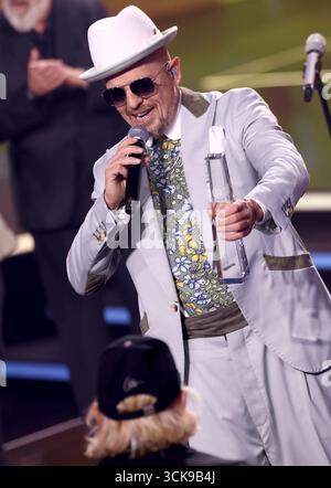 Colonia, Germania. 10 settembre 2025. Il Laudator e il cantante Jan Delay onora il comico otto Waalkes nella categoria 'Lifetime Achievement' alla cerimonia dei German Television Awards. Crediti: Rolf Vennenbernd/dpa/Alamy Live News Foto Stock