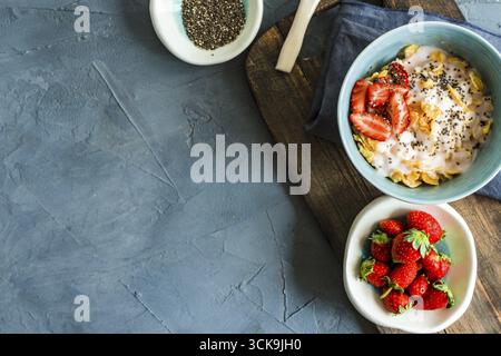 Tradizionale sana colazione con prodotti freschi organici e Fragole Fichi, chia semi, yogurt e miele Foto Stock